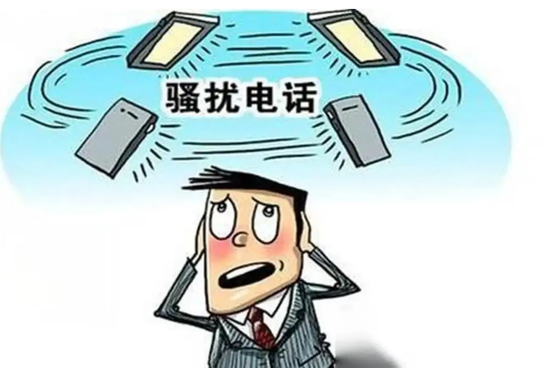一个人看着手机上的陌生来电,表情无奈