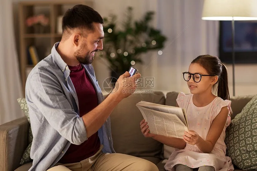 爸爸举起手机记录孩子瞬间